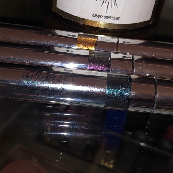 Estee Edit Fluid Metal Eyeshadow - Picture 2 of 3